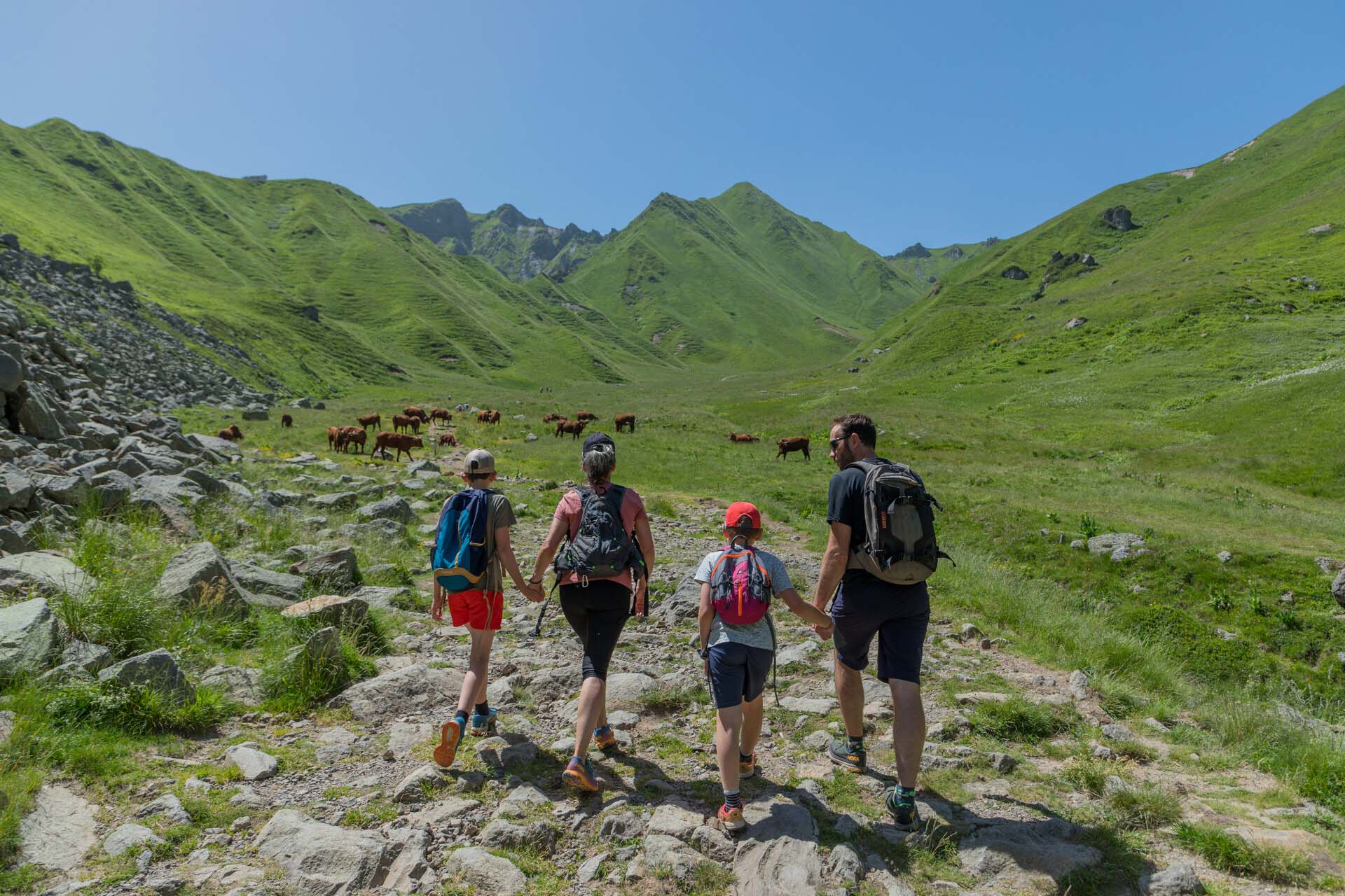 En randonnée dans le val de Courre le temps des vacances d'été en famille dans le Sancy
